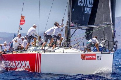 La flota del DK46 Estrella Damm, campeona de la Copa del Rey 2019.-EFE / NICO MARTÍNEZ