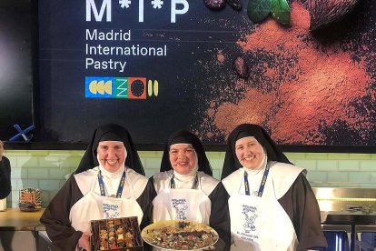 Las monjas clarisas muestran algunas de sus creaciones durante el taller que impartieron en Madrid Fusión.-ECB