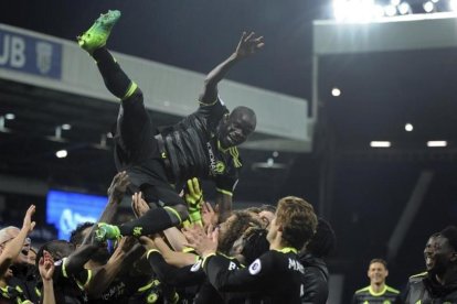 Los jugadores del Chelsea mantean a su compañero N Golo Kanté tras ganar la Premier.-AP / RUI VIEIRA