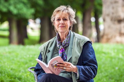 María Jesús Jabato, con un ejemplar de ‘Puro Umbral’. TOMÁS ALONSO