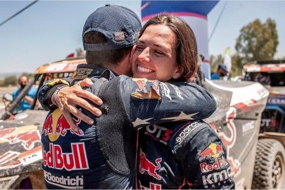 Cristina Gutiérrez se abraza a su copiloto Francois Cazalet tras finalizar el Dakar en tercer puesto de su categoría. ECB