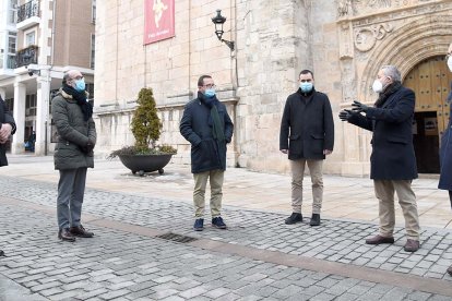 Las autoridades visitaron ayer el casco histórico de la localidad junto al alcalde, quien les pidió ayuda para conservar de forma conjunta sus elementos. ICAL