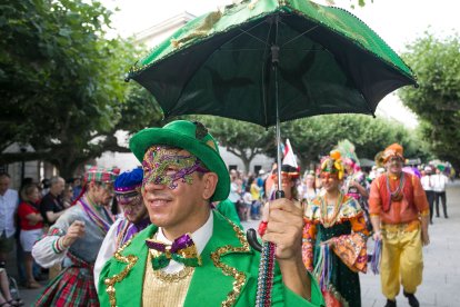 Impresionante desfile de los grupos participantes por el casco histórico. TOMÁS ALONSO