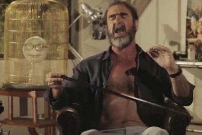 Cantona, en un momento de la grabación cantando el 'Will Grigg's on fire'.-