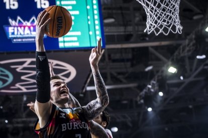 Salash lanza a canasta durante la final de la BCL disputada el pasado domingo en Nizhny Novgorod. BCL