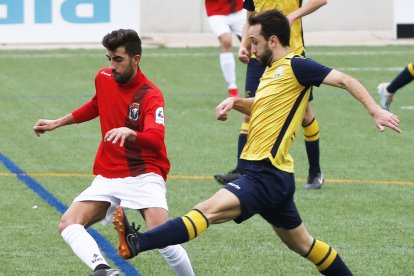 Pablo del Álamo controla el esférico en presencia de un rival en el partido de ayer ante La Virgen del Camino. SANTI OTERO