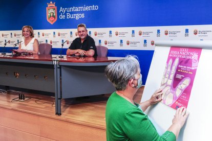 Al fondo, Dolores Ovejero, concejala de Comercio, y Roberto Fernández, presidente de Coarte. ISRAEL L. MURILLO