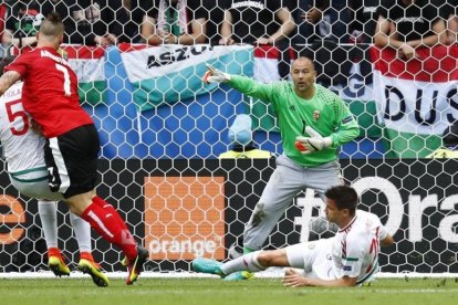 El meta húngaro Kyrali, en una acción del partido ante Austria.-REUTERS / MICHAEL DALDER