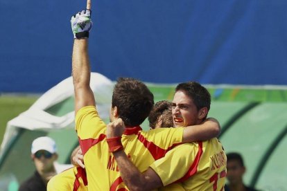 El equipo español celebra la victoria.-