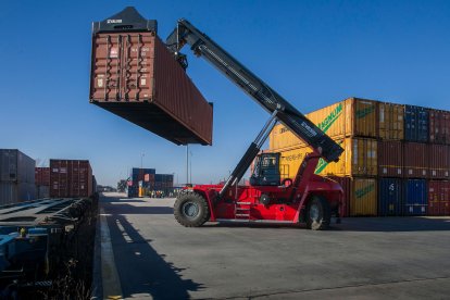 Un operario utiliza la máquina para mover contenedores de mercancía en la estación de Villafría. TOMÁS ALONSO