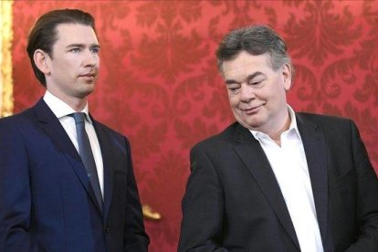 El canciller austriaco y presidente del OeVP, Sebastian Kurz (izquierda), y el líder de los Verdes y nuevo vicecanciller, Werner Kogler, durante la ceremonia de juramento del nuevo gobierno de coalición.-HANS KLAUS TECHT (DPA)