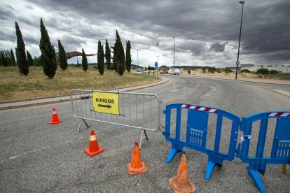 El montaje de las barracas ya ha comenzado en la calle Laredo. TOMÁS ALONSO