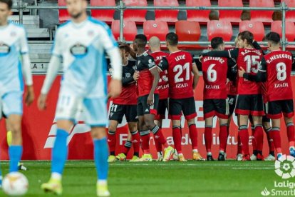 Los jugadores del Mirandés celebran uno de los tantos conseguidos ante el Lugo. LALIGA