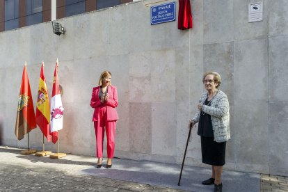 La viuda de Jesús Postigo, Carmen, y la vicealcaldesa, Nuria Barrio, descubren la placa que da nombre a la calle y que es un reconocimiento a la figura de Jesús Postigo. SANTI OTERO