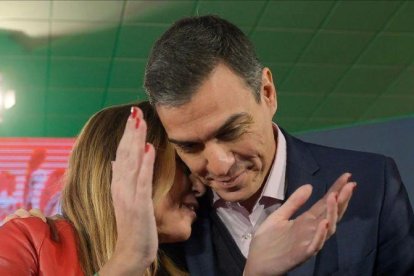 Susana Díaz y Pedro Sánchez, el pasado 18 de noviembre durante un mitin en Chiclana (Cádiz).-AFP / CRISTINA QUICLER