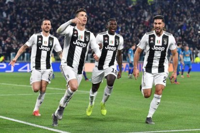 Cristiano Ronaldo y sus compañeros, en plena euforia tras marcar al Atlético.-ANSA / EPA