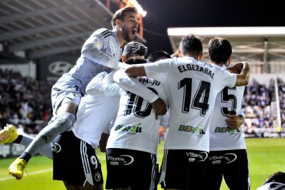 Los jugadores blanquinegros celebran un gol en El Plantío. ECB