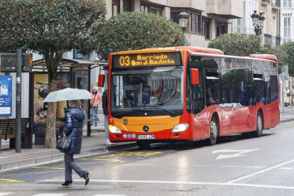 Un autobús urbano de la Línea 3 efectúa su parada en la calle Vitoria de la capital burgalesa. SANTI OTERO