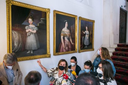 La presidenta del IMC, Rosario Pérez Pardo, muestra uno de los re tratos. TOMÁS ALONSO
