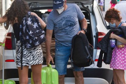 Tres turistas se apean de un taxi para acceder a un hotel de la calle Laín Calvo, en Burgos. ISRAEL L. MURILLO