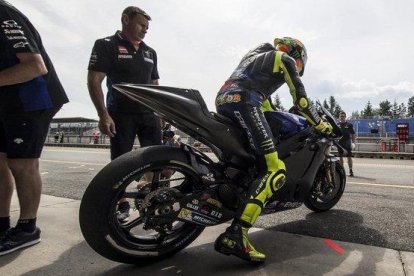 Valentino Rossi ha probado hoy, en Brno, una Yamaha con muchas cosas nuevas de cara al año que viene.-JESÚS ROBLEDO