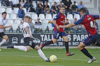 Juanma golpea un balón en el choque de ida contra el Osasuna B. Santi Otero