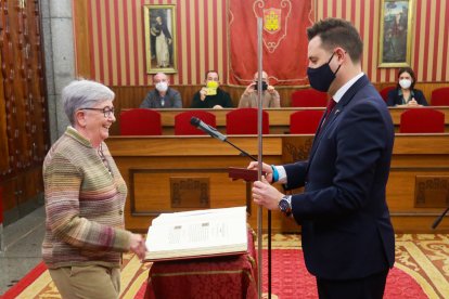 Toma de posesión de la nueva concejal de Podemos, Isabel Trinidad Arribas. TOMÁS ALONSO