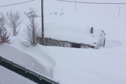 Los tres metros de nieve que hay en el paraje dificultan todas las labores. ECB