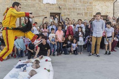El Colacho salta sobre uno de los colchones bajo la inocente mirada de los bebés, ajenos a todo lo que estaba sucediendo a su alrededor.-SANTI OTERO