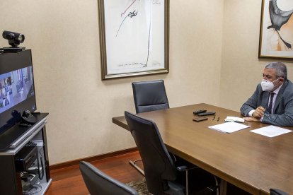 El subdelegado del Gobierno, Pedro de la Fuente, durante su reunión virtual con alcaldes de 10 municipios. SANTI OTERO