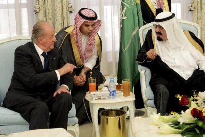 El rey Juan Carlos, con el fallecido rey de Arabia Saudí Abdalá bin Abdelaziz, en una imagen del 2012.-EFE