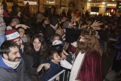 Gaspar saluda a los más pequeños mientras sus padres no pueden evitar sonreír al recordar la magia de la noche más larga del año.-SANTI OTERO