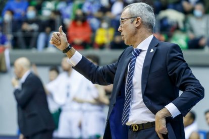 Paco Olmos refuerza a sus jugadores durante un partido. SANTI OTERO