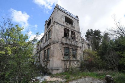 Los propietarios del hotel Villa Jimena, en manos del Sareb, van a sanear la parcela.-ISRAEL L. MURILLO