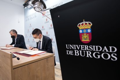 El rector de la UBU, Manuel Pérez Mateos, y el presidente de la Sociedad de Aguas, Miguel Balbás, en la firma del convenio. TOMÁS ALONSO