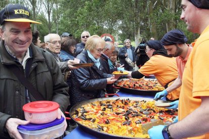 Junto al azar, el ‘culo’ y la ‘carne’ como ingredientes de la cita, se suma la paella que se reparte entre el público.-G. G.