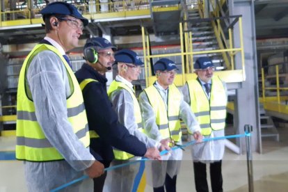 Ángel Ibáñez (izquierda), esta mañana, en la inauguración del nuevo horno de Verallia.-ECB