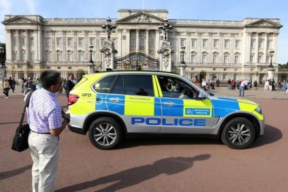 Un vehículo policial patrulla frente al Palacio de Buckingham, este sábado-REUTERS / PAUL HACKETT