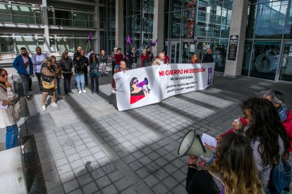 Concentración de CGT para exigir el derecho del aborto se pueda ejercer en el HUBU. TOMÁS ALONSO