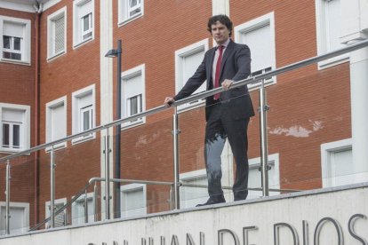 Juan Francisco Seco, director gerente del San Juan de Dios, en la entrada del centro.-ISRAEL L. MURILLO