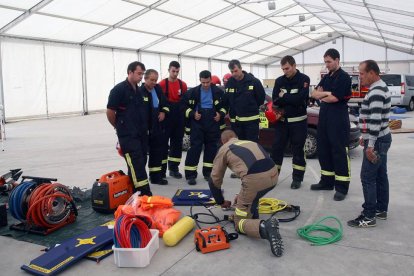 Uno de los profesionales muestra el funcionamiento de las herramientas.-M. A.