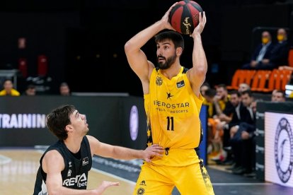 Dani Díez busca línea de pase. ACB PHOTO