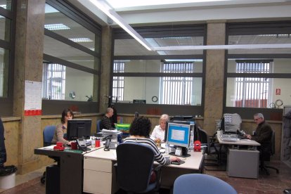 Funcionarios de la Administración en una imagen de archivo.- E. PRESS