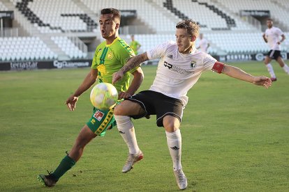 Juanma controla el balón en un lance del partido disputado ayer. ALBA DELGADO / BURGOS CF