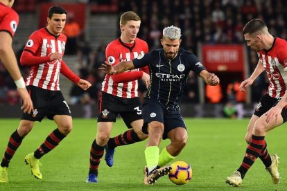 Agüero, perseguido por cuatro jugadores del Southampton-AFP / GLYN KIRK