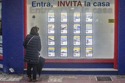 Imagen de un escaparate con anuncios de alquiler de vivienda.-ISRAEL L. MURILLO