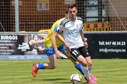 Nacho Heras controla el balón. TOMÁS ALONSO