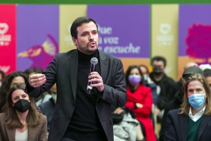 Garzón, durante el mitin en Gamonal. SANTI OTERO