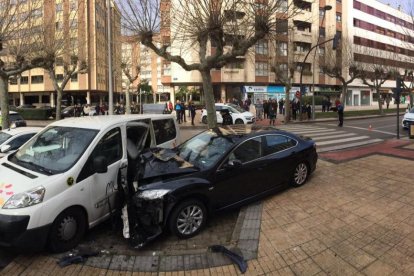 El coche y la furgoneta accidentados en Villa Pilar y el taxi sobre la acera de Regino.-ISRAEL L. MURILLO