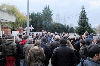 El comité explica a los trabajadores el preacuerdo al término de la reunión-E. M.